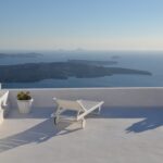 weisse Terrasse mit Liegestuhl, Blick auf das Meer und Inseln
