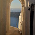 schmale Gasse, am Ende mit Blick auf das Meer