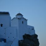 Haeuser auf Klippe in Abenddaemmerung