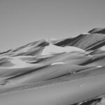 Dünen in der Wüste, in schwarz-weiß fotografiert